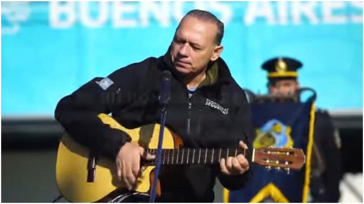 Sergio Berni homenajeó cantando un chamamé a los caídos en Malvinas (Foto: Ministerio de Seguridad).