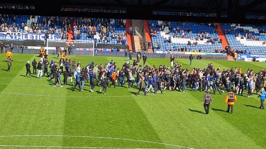 Un equipo inglés descendió, fue desafiliado y sus hinchas invadieron para armar un picado