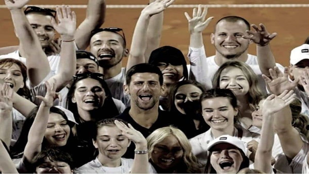Djokovic, al dia siguiente de tener síntomas del coronavirus, se saco fotos sin distancia y sin barbijo con muchos jóvenes ( Foto: Archivo)