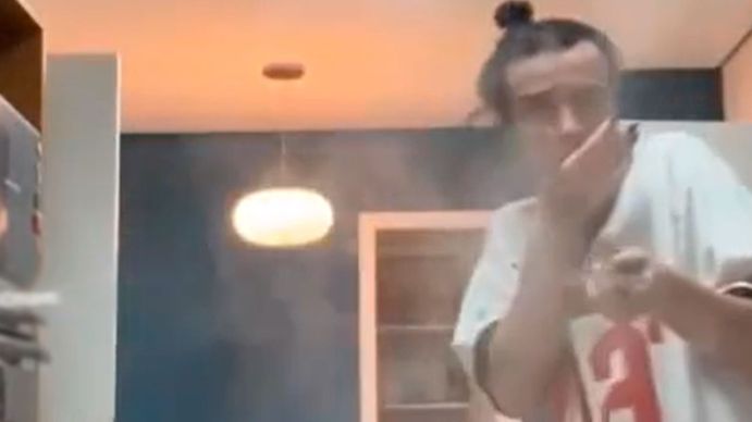 Mientras intentaba cocinar para un video le explotó un huevo
