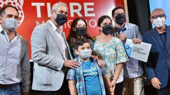 Ferraresi entregó viviendas Procrear y Créditos Casa Propia en la provincia de Buenos Aires