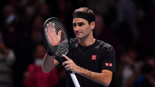 De pie con Su Majestad: Federer barrió a Djokovic en poco más de una hora y está en semifinales del ATP Finals