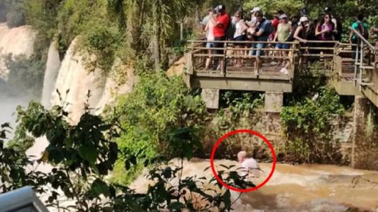 Cataratas del Iguazú: buscan intensamente a un turista que se subió a una baranda y cayó al vacío