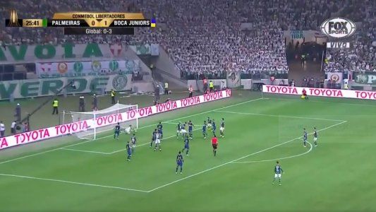 La gran atajada de Rossi tras un cabezazo de Gustavo Gómez