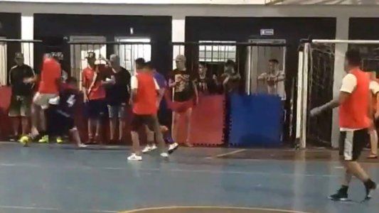 Centurión volvió a dar la nota: golazo, piñas en el futsal y bronca contra los medios
