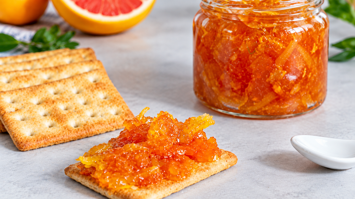La mermelada de pomelo rosado se puede preparar en casa con pocos ingredientes y acompañar tostadas