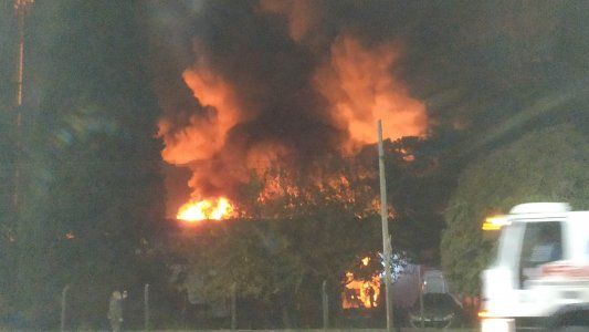 Más de 20 dotaciones de bomberos controlaron un impresionante incendio en un depósito de Quilmes
