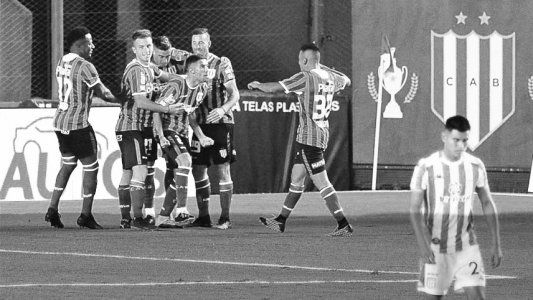 Copa Liga Profesional: Banfield arrancó igual de enfocado y le ganó 2-0 a Racing en el debut de Pizzi