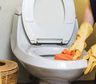 Guantes para la limpieza: cuáles conviene usar y por qué no alcanza con ponérselos