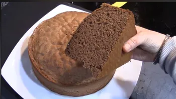 La receta, con ingredientes sencillos, permite obtener un bizcochuelo de chocolate de gran altura, con una miga suave y esponjosa.