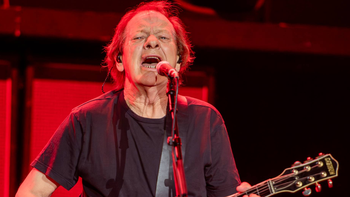 Stevie Young, guitarrista de AC/DC, recibió el alta médico tras su internación