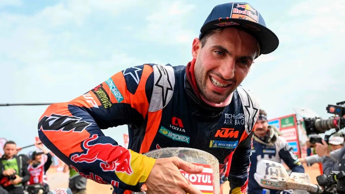 Kevin Benavides hace historia y se consagra campeón en el Rally Dakar en la categoría motos. (Foto: AFP)
