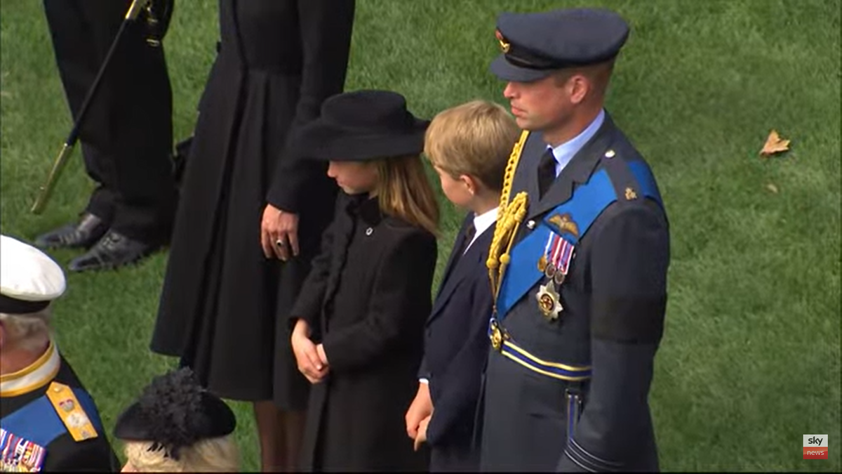 Los príncipes George y Charlotte, los hijos mayores de William y Kate, presentes en el funeral (Foto: Captura de TV)  