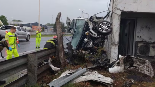 Tres mujeres fallecieron al chocar contra la cabina de un peaje en la Acceso Oeste