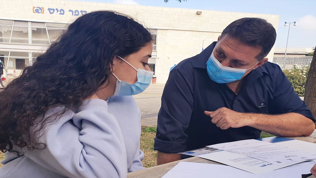 El alcalde de Modiin, Haim Bibas, reimplantó el uso de barbijos en las escuelas (Foto: Cuenta de Twitter de Haim Bibas)