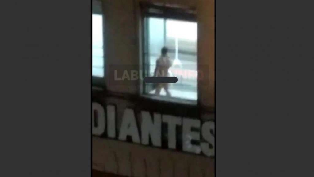 Se asomó desnudo a la ventana y su vecina los escrachó en las redes