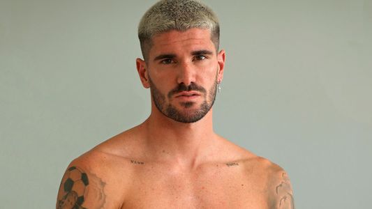 Con fotos casi al desnudo, Rodrigo de Paul contó a la Rolling Stone cómo está todo con Tini Stoessel