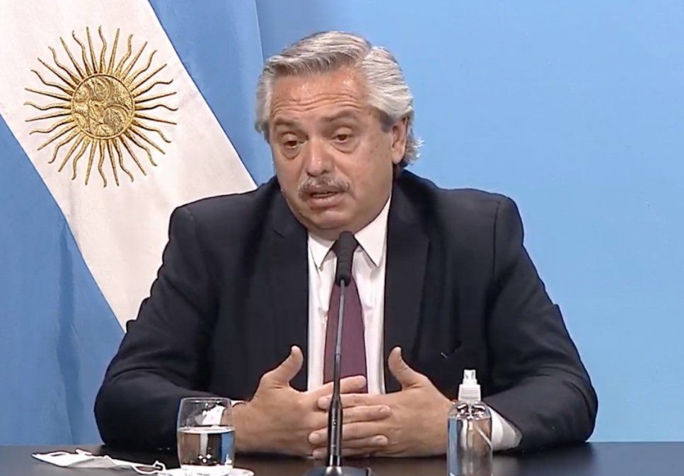 Alberto anunció que llegarán 600 mil dosis de la vacuna rusa antes de fin de año y que se la aplicará primero para que nadie tenga miedo