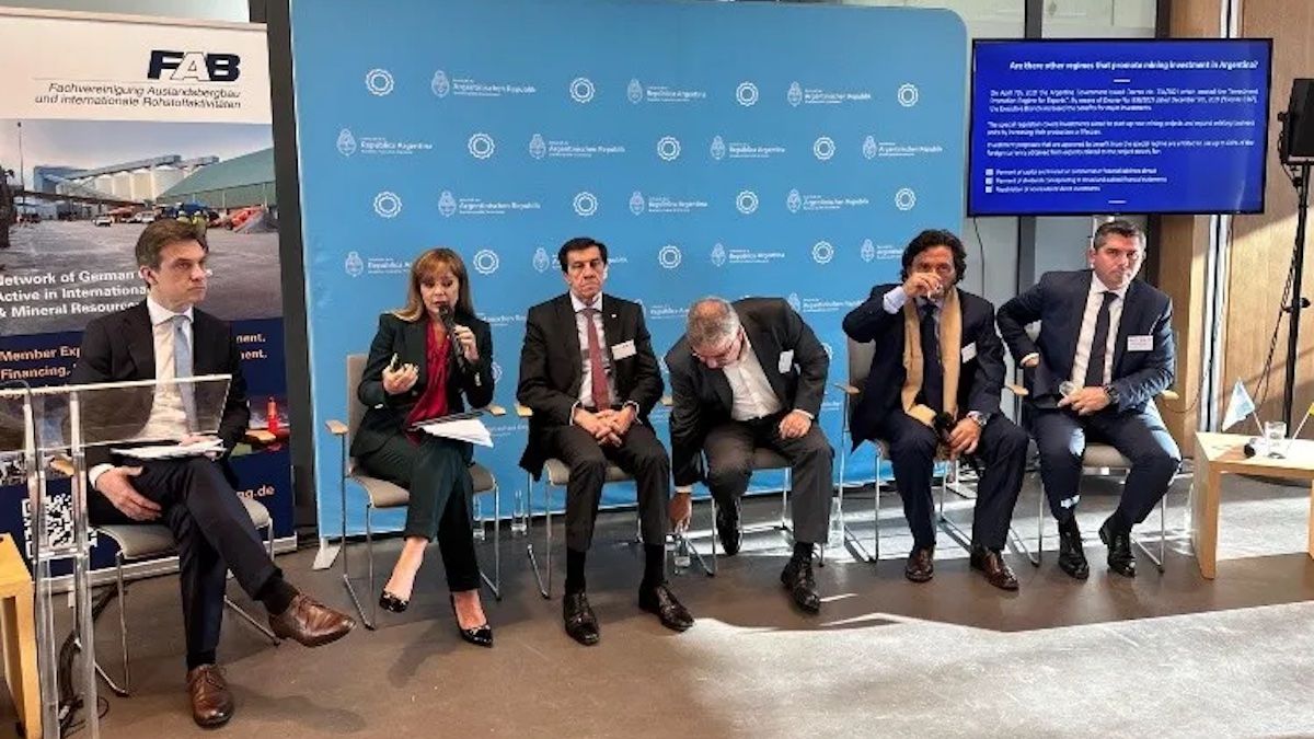 La conferencia fue organizada por la embajada Argentina en Alemania, en colaboración con la asociación de materias primas y minería en el extranjero. La conferencia fue organizada por la embajada Argentina en Alemania, en colaboración con la asociación de materias primas y minería en el extranjero.