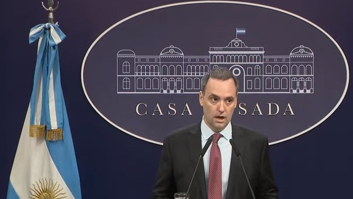 El portavoz presidencial Manuel Adorni apuntó contra el Polo Obrero (Foto: captura YouTube Casa Rosada).