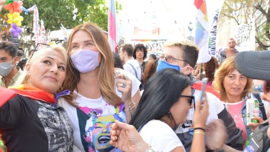 Nazarena Vélez apoyó la multitudinaria marcha en el día del Orgullo