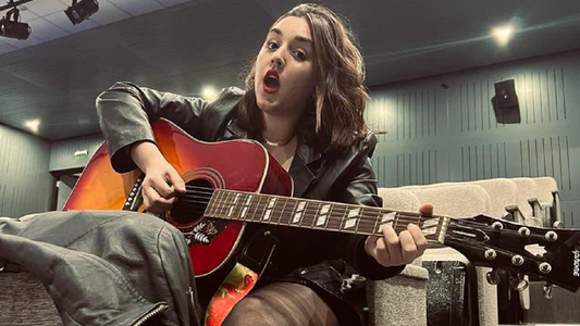 July Abril lanza su nuevo single Dejarte atrás: Es una canción a corazón abierto