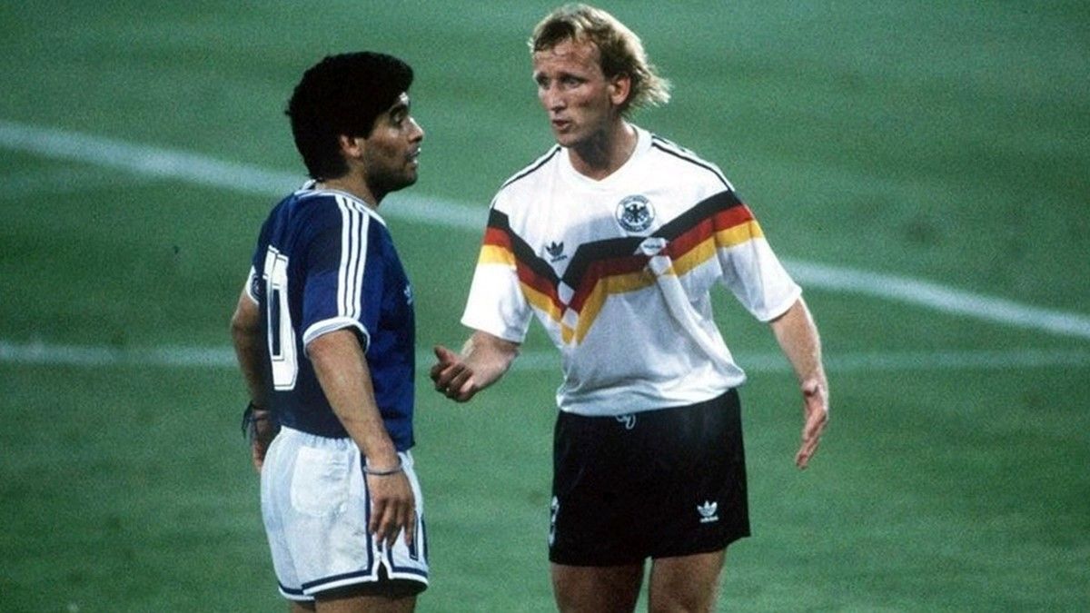 Andreas Bremhe y Diego Maradona durante la final del Mundial de Italia 90. (Foto: archivo)