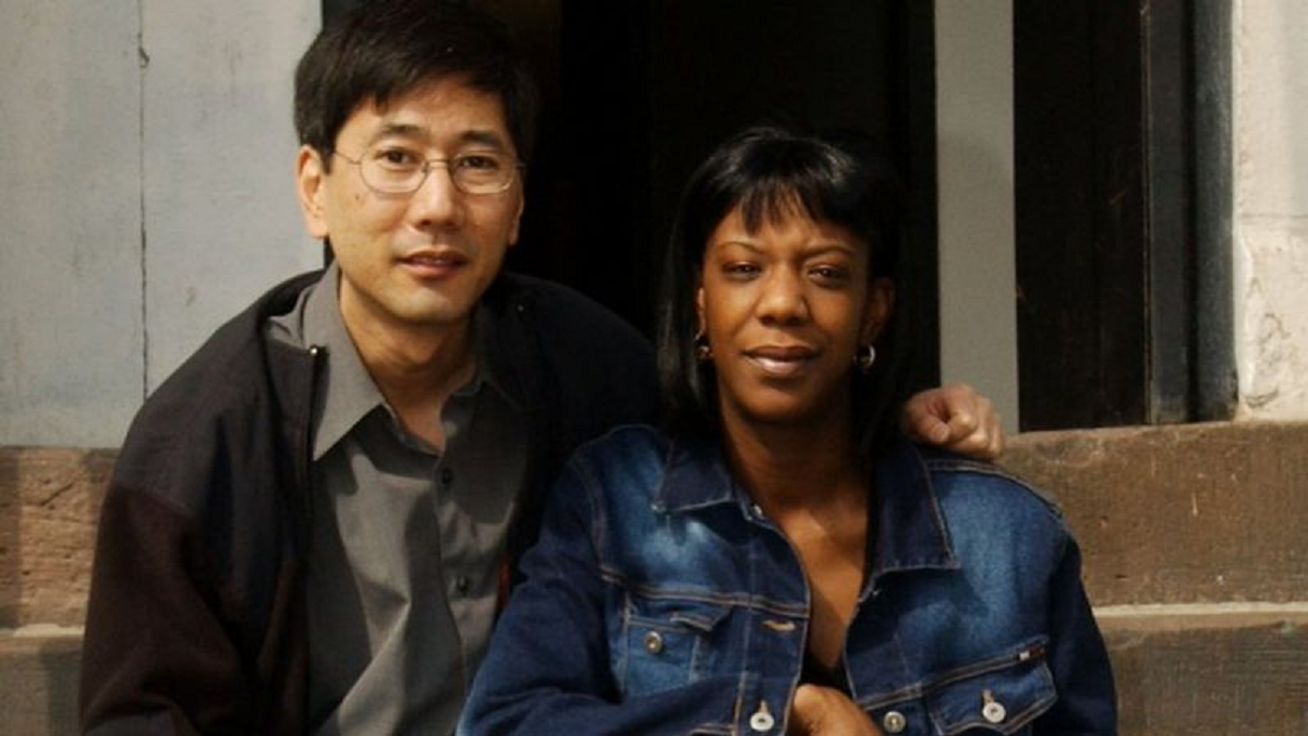 Marcy Borders y el fotógrafo Stan Honda quien tomó su imagen cubierta por el polvo en la Zona Cero, en 2002. (Foto: Getty Images)