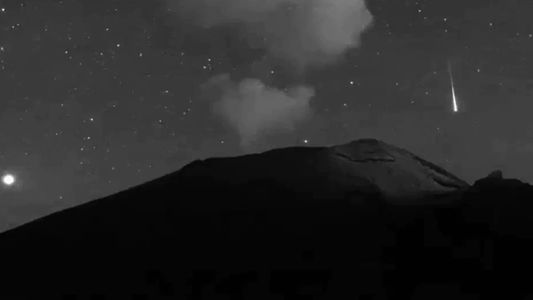 Impresionante: captaron la caída de una estrella fugaz en el volcán Popocatépetl
