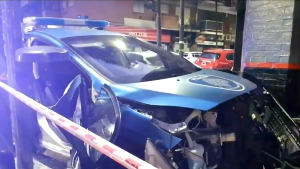 Dos patrulleros chocaron cuando perseguían a  delincuentes… Se escaparon