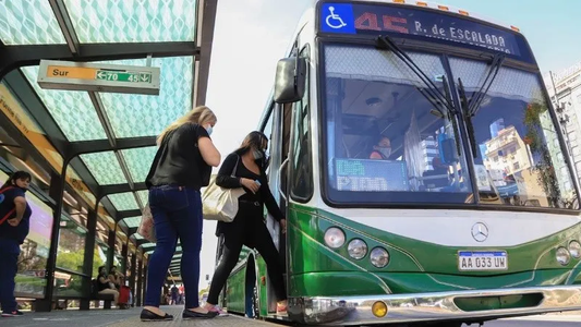 El Gobierno y las empresas de colectivos no llegaron a un acuerdo y se mantendrá el servicio reducido
