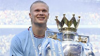 ¿En pijama? El llamativo look de Erling Haaland en los festejos de Manchester City