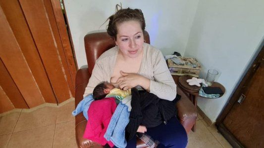 Abandonaron a un bebé en la puerta de una casa y lo amamantó