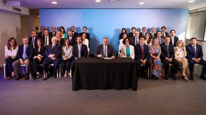En medio del revuelo por la mega ley, los intelectuales frentetodistas presentarán un libro con prólogo de Alberto Fernández