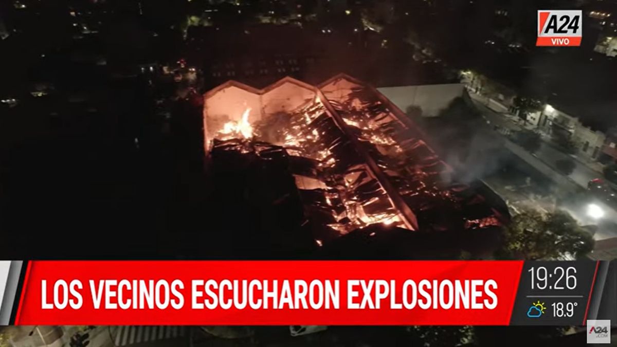 Se derrumbó una pared en el nuevo incendio que afecta al predio de Iron Mountain. (Foto: captura A24)