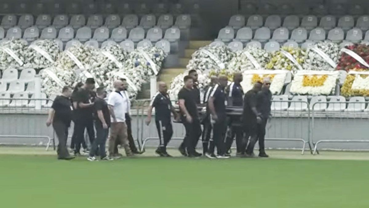 Llega el féretro con los restos de Pelé al estadio del Santos.(Foto: Captura de TV)  