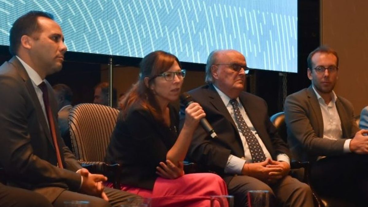 Batakis y de Mendiguren en el anuncio de ampliación de financiamiento. (Foto: BNA)