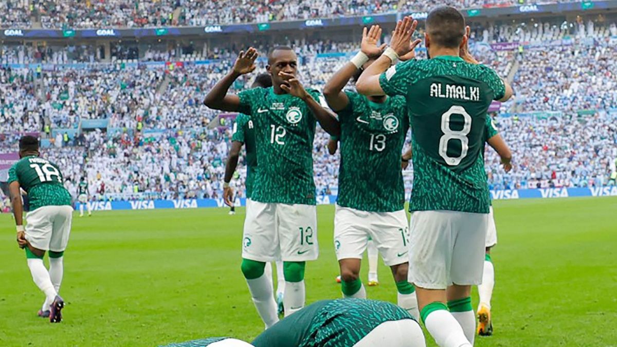 La revelación del torneo, Arabia Saudita, va contra Polonia (Foto: AFP).