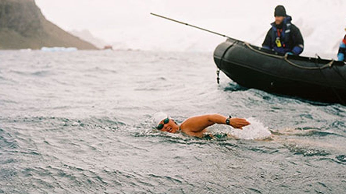 Luego de años de batallas y gracias a la llegada al poder de Mijail Gorbachov, la nadadora Lynne Cox pudo unir ambas islas en las gélidas aguas del ártico. (Foto: Gentileza The nome Nugget)
