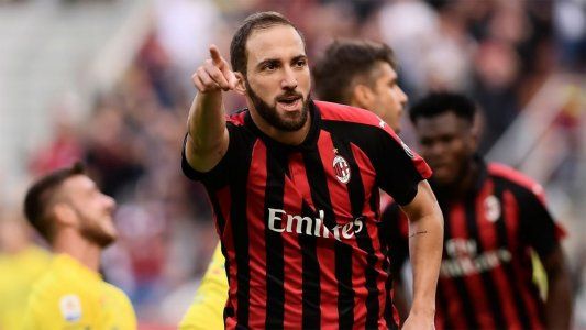 Doblete del Pipita Higuaín en la victoria 3-1 del Milan sobre el Chievo Verona