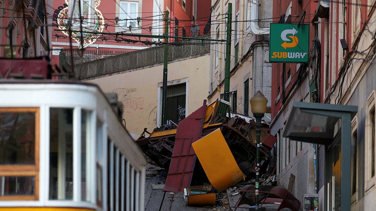 El funicular se salió de las vías, se estrelló contra un edificio y siguió sin control hacia abajo, con destrozos y muertes. (Fuente: Reuters)