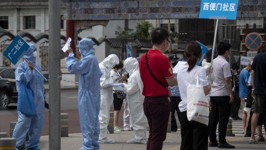 Beijing endurece su aislamiento y sube el nivel de alarma sanitaria por el rebrote de COVID-19