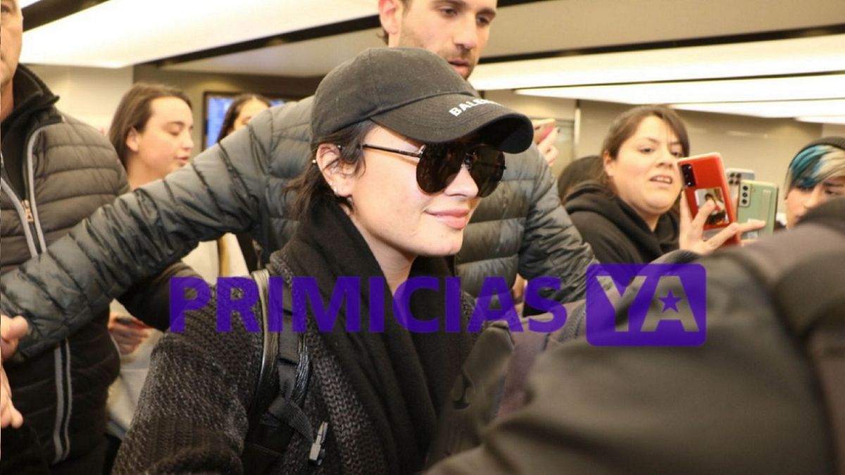 Demi Lovato llegó a la Argentina este viernes a las 0.30 hs para presentarse en el Movistar Arena.