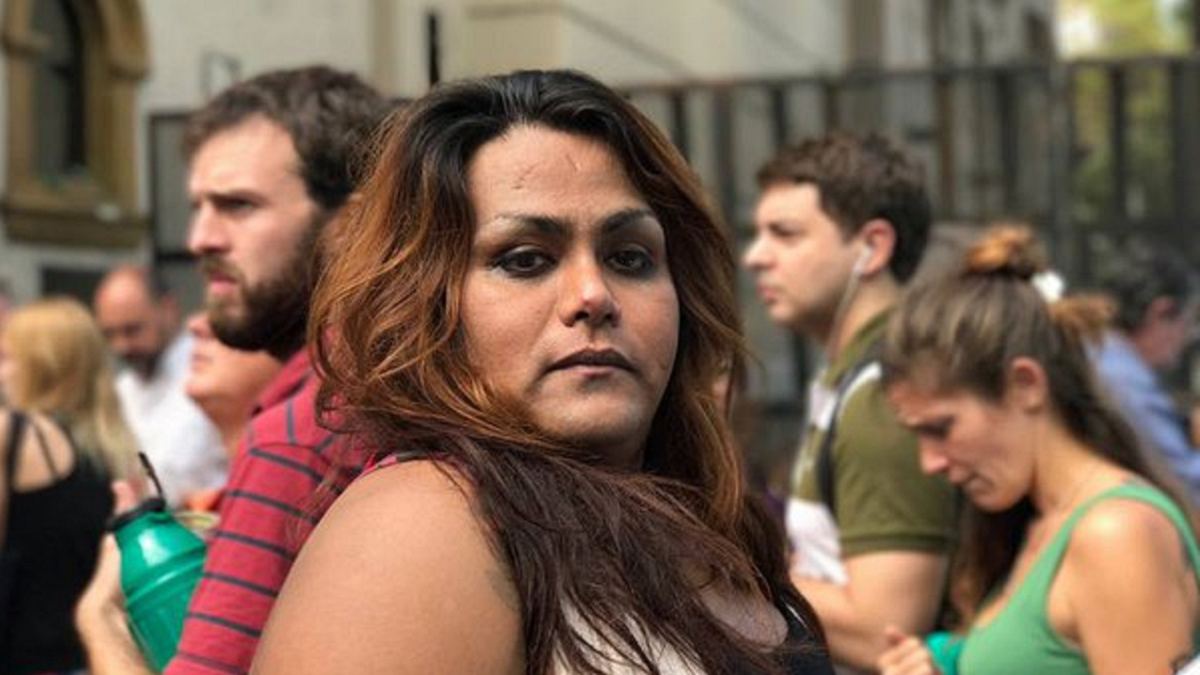 Alma Fernández fue primera empleada en ser contratada con el cupo laboral travesti trans en el Senado bonaerense. Salió del Barrio 31 de Retiro, donde vivía hasta que consiguió el trabajo. Hoy acompaña a la población travesti y trans en La Casa de Diana y Lohana que inauguraron en el lugar. 