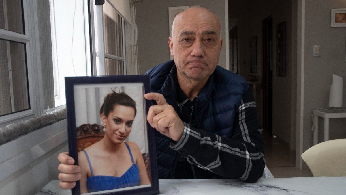 Juan Lizarraga junto a una foto de su hija Ariana. Télam. 