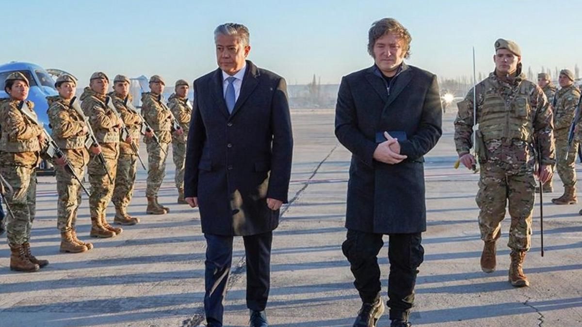 Javier Milei se muestra en Neuquén con el gobernador Rolando Figueroa (Foto: archivo).