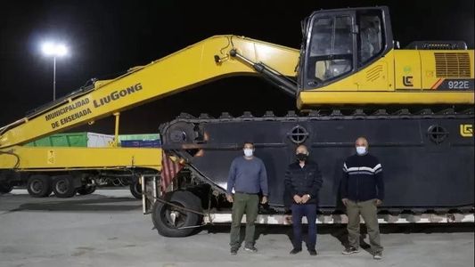 Un intendente compró una excavadora anfibia y se hundió en el primer día