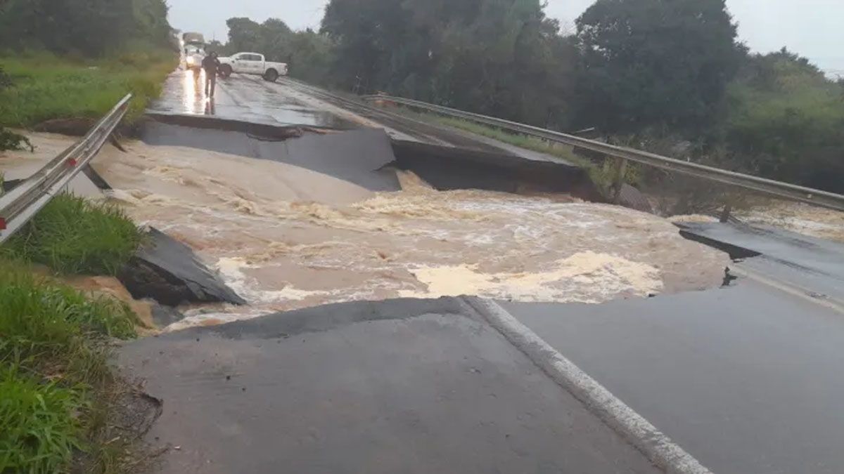 Las rutas destruidas, como consecuencia del desborde de los ríos, aislaron a muchas ciudades en el sur de Brasil (Foto: gentileza BBC).