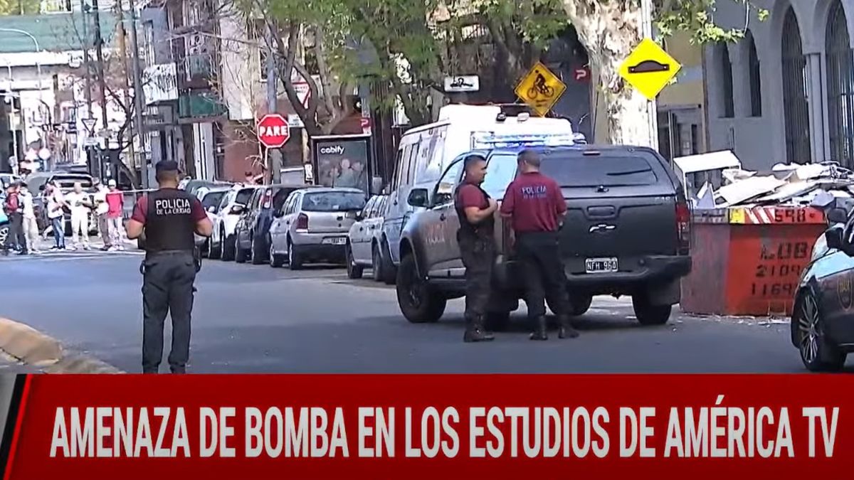 El gran operativo policial en los estudios de América TV generó caos de tránsito en Palermo (Foto: Captura).