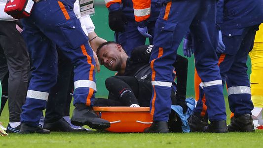 PSG ganó, pero Neymar sufrió una fuerte lesión y lo sacaron de la cancha en camilla
